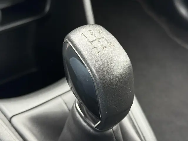 Peugeot 208 1.2 VTi Allure 2014 Benzine 24