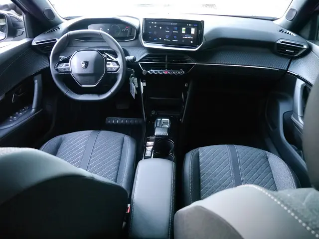 Peugeot 2008 1.2 Hybrid 145 Allure 2025 Hybride Benzine 7