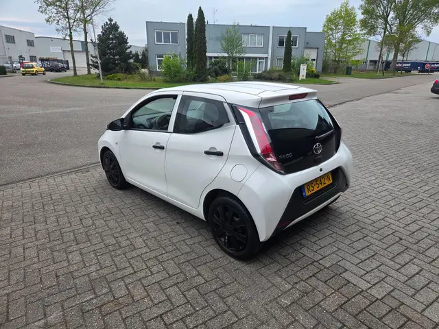 Toyota Aygo 1.0 VVT-i x-fun 5 deurs airco 2018 Benzine 4
