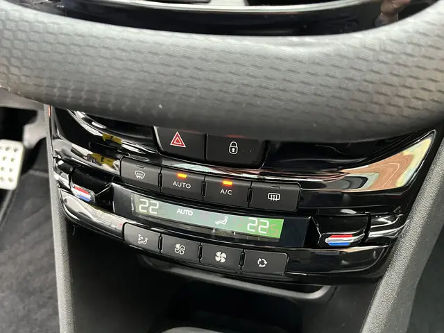 Peugeot 208 PureTech 110 GT-line 2017 Benzine 17