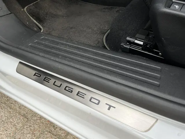 Peugeot 2008 1.2 Hybrid 145 PK GT 2025 Hybride Benzine 35