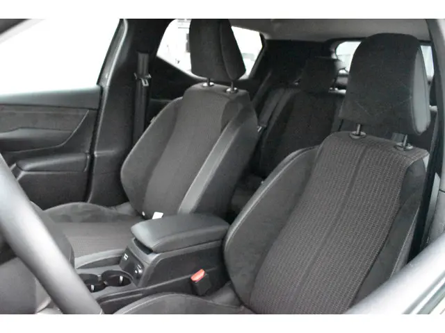 DS DS 3 PureTech 130 EAT8 Performance Line 2024 Benzine 2