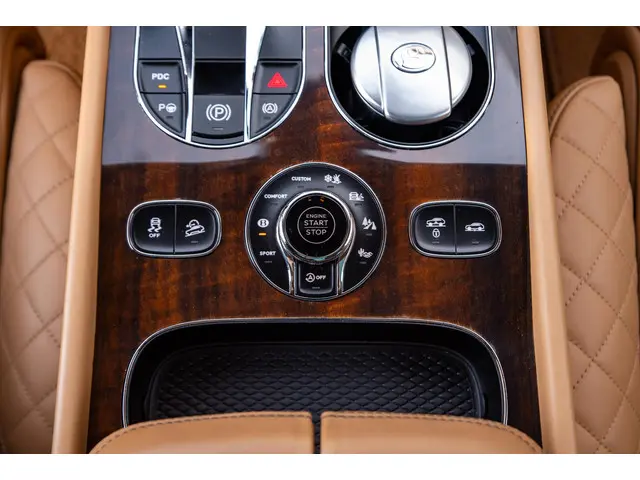 Bentley Bentayga 6.0 W12 black on black 2016 Benzine 16