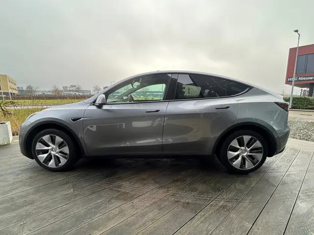 Tesla Model Y 2