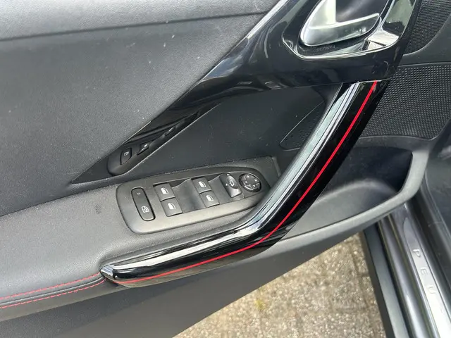 Peugeot 2008 1.2 Turbo 110 PK GT-line 2017 Benzine 39