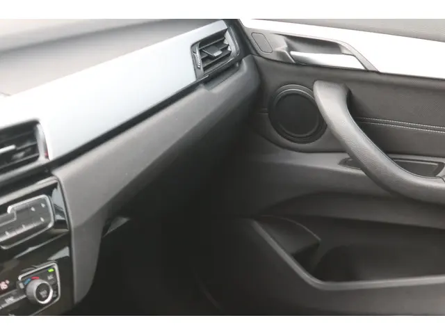 BMW X1 sDrive18i High Executive 2019 Benzine 22