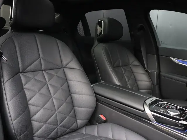 BMW 7 Serie 750e xDrive 2023 Hybride Benzine 26