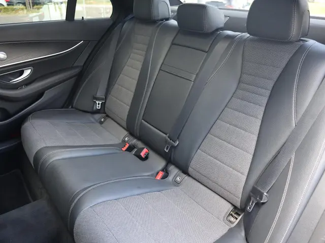 Mercedes-Benz E-Klasse 300 e 2020 Hybride Benzine 13