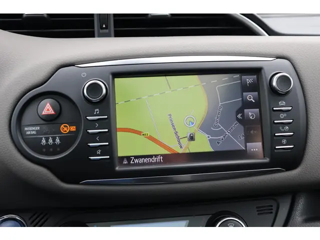 Toyota Yaris 1.5 Hybrid Bi-Tone, 2017 Hybride Benzine 25