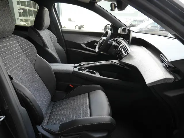 Peugeot 5008 1.2 Hybrid 136 Allure 2025 Hybride Benzine 19