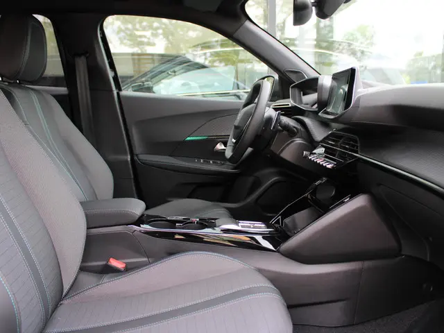 Peugeot 2008 1.2 PureTech Allure Pack 2023 Benzine 8