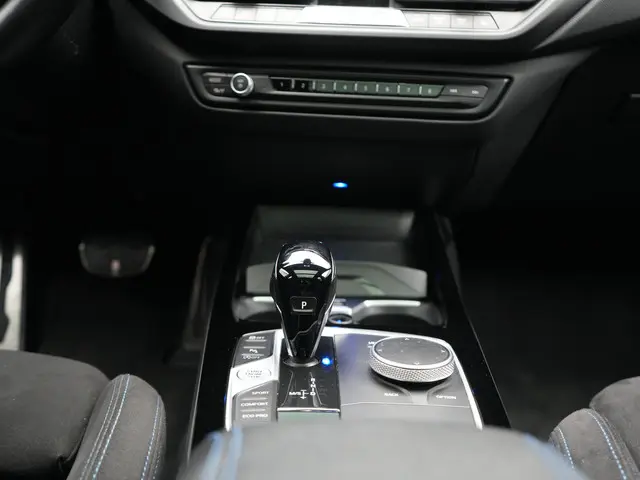 BMW 1 Serie M135i xDrive 306pk Dealer O.H 2021 Benzine 23