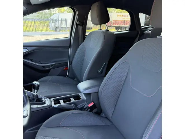 Ford Focus 1.0 ST-Line | PDC | Sport Uitvoering ! 2016 Benzine 10