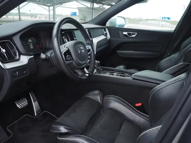 Volvo XC60 2.0 D4 R-Design 2019 Diesel 15