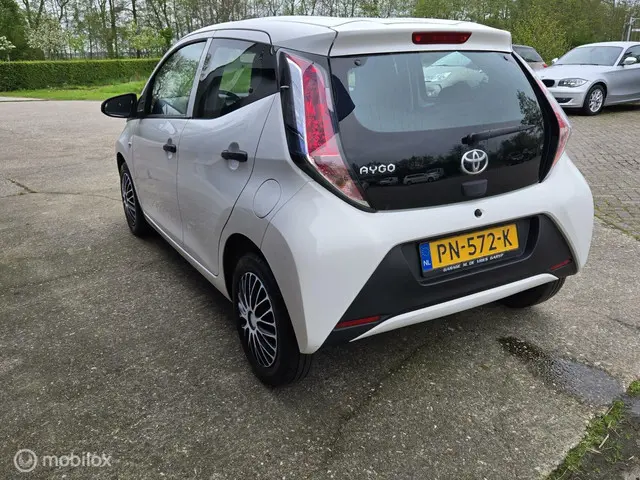 Toyota Aygo 1.0 VVT-i x, airco, 5drs 2017 Benzine 12