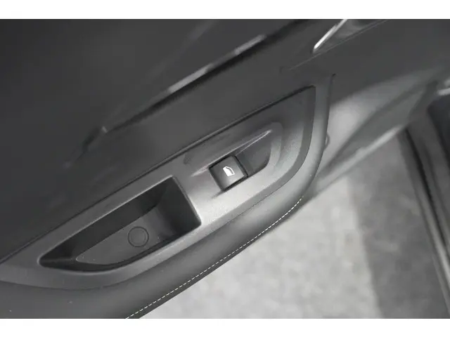 Peugeot 2008 PureTech 130 EAT8 GT 2024 Benzine 33