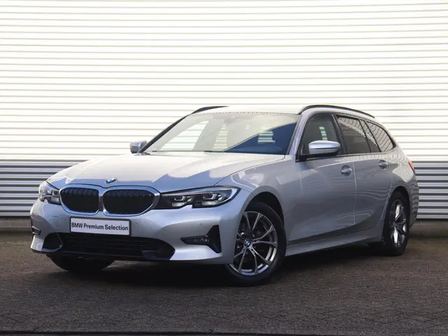 BMW 3 Serie Touring 318i 2020 Benzine 32