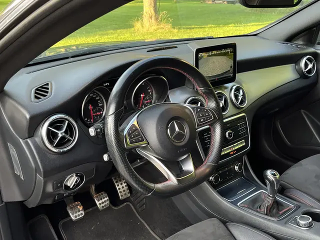 Mercedes-Benz CLA 180 AMG Line 2017 Benzine 9