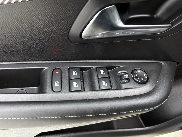 Peugeot 208 1.2 PureTech 100 Allure 2024 Benzine 41