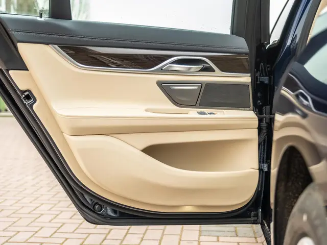 BMW 7 Serie 740i High Executive 2017 Benzine 42