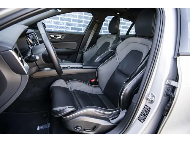 Volvo S60 2.0 B4 Plus Dark 2023 Benzine 6