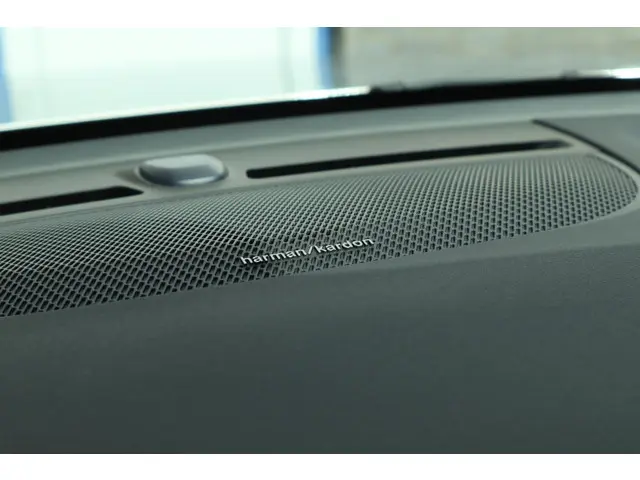 Volvo XC40 2.0 B4 Plus Dark 2025 Benzine 32