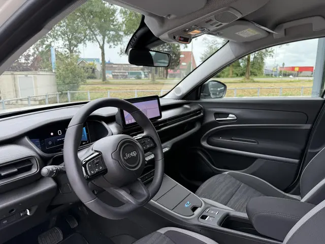 Jeep Avenger Longitude 54 kWh Aut. 2024 Elektrisch 12