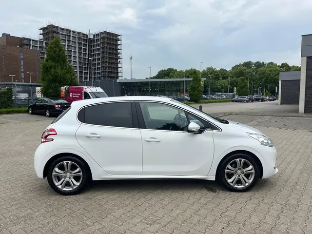 Peugeot 208 1.2 VTi Allure 2013 Benzine 10