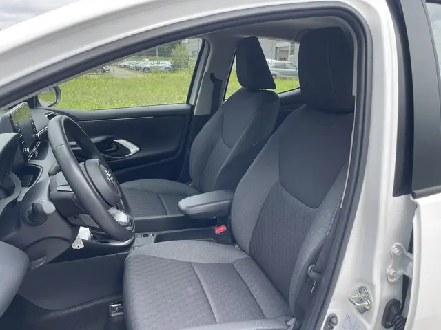 Toyota Yaris 1.5 Hybrid Active 2023 Hybride Benzine 12