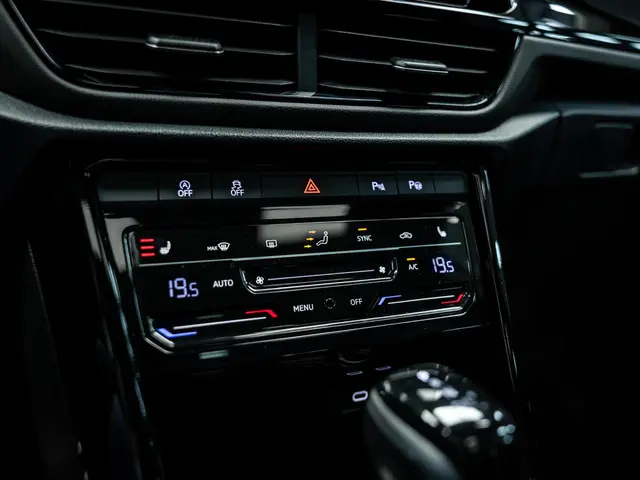 Volkswagen T-Roc 2.0 TSI 4Motion R 2024 Benzine 32