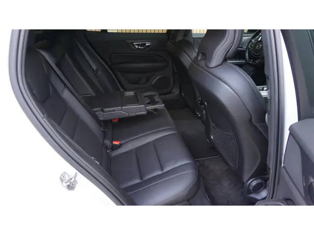 Volvo V60 2.0 T5 250pk R-Design 2019 Benzine 29