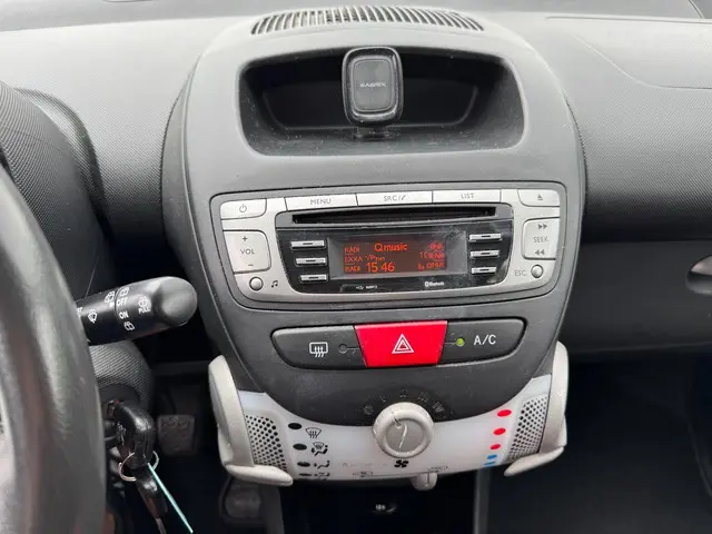 Peugeot 107 1.0 Envy 2013 Benzine 10