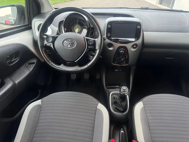 Toyota Aygo 1.0 VVT-i x-play Airco carplay 2019 Benzine 15
