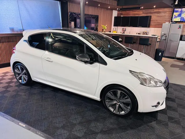 Peugeot 208 1.6 THP XY 2013 Benzine 11