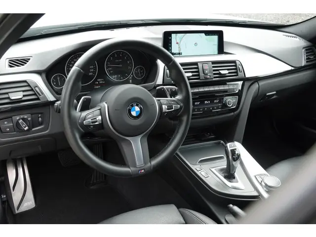 BMW 3 Serie Touring 320i 2017 Benzine 3