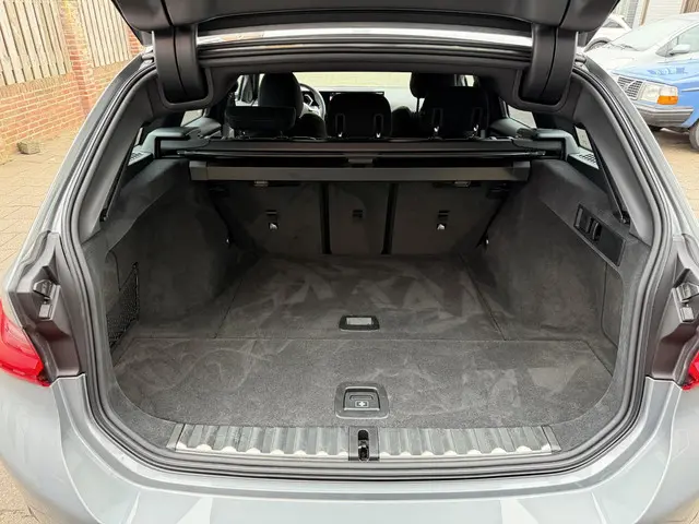 BMW 3 Serie Touring 330i xDrive M-Sport 2025 Benzine 19