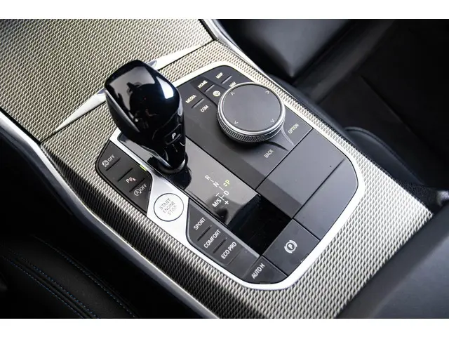 BMW 3 Serie 320i Business Edition 2021 Benzine 17