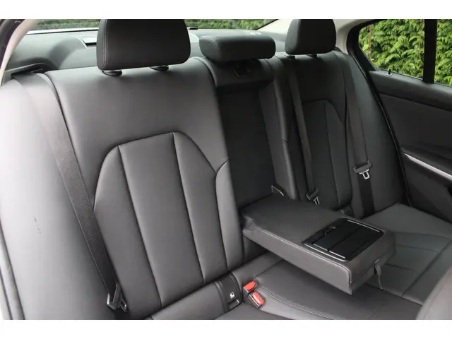 BMW 3 Serie 320i Executive Edition 2020 Benzine 13