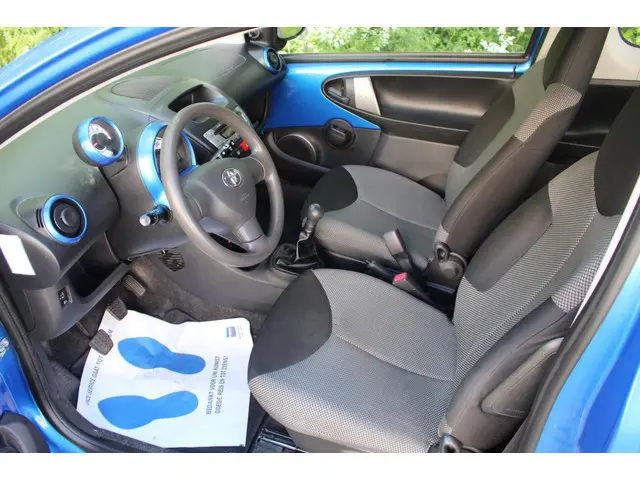 Toyota Aygo 1.0 VVT-i Comfort *LED *AIRCO 2013 Benzine 9