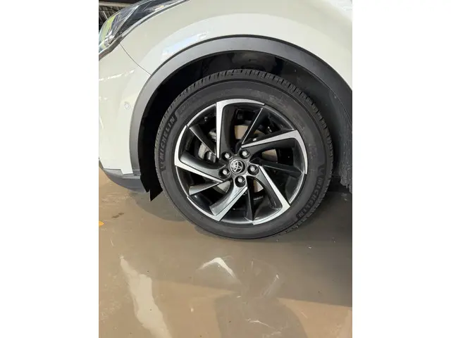 Toyota C-HR 1.8 Hybrid Bi-Tone 2021 Hybride Benzine 21