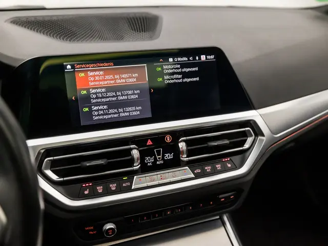 BMW 3 Serie Touring 318i M Sport 2021 Benzine 18