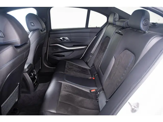 BMW 3 Serie 320i Business Edition 2021 Benzine 43