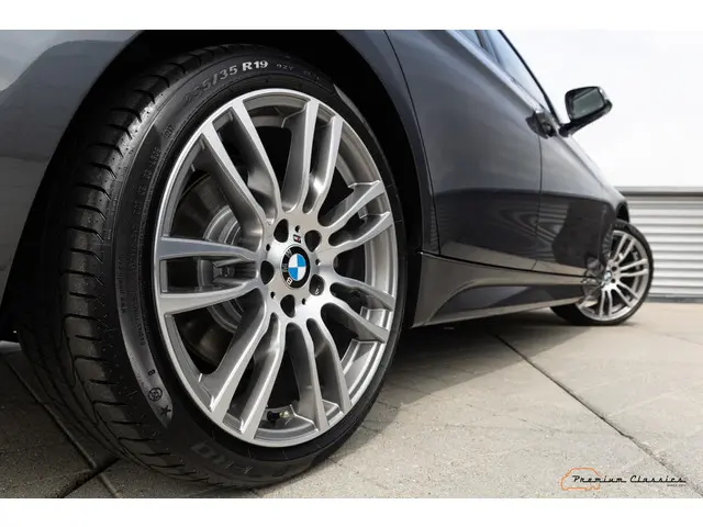BMW 3 Serie Touring 330d High Executive 2012 Diesel 26