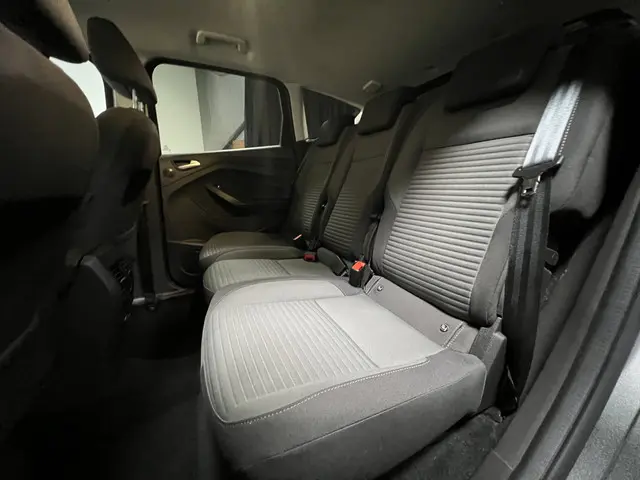 Ford C-MAX 1.5 Titanium 2018 Benzine 34