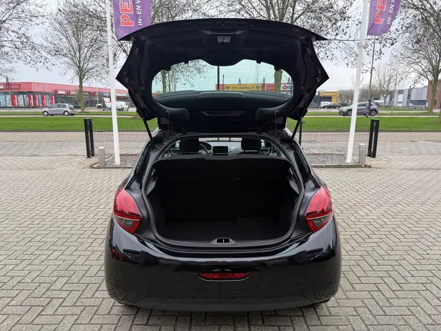 Peugeot 208 1.2 PureTech Blue Lease 2016 Benzine 9