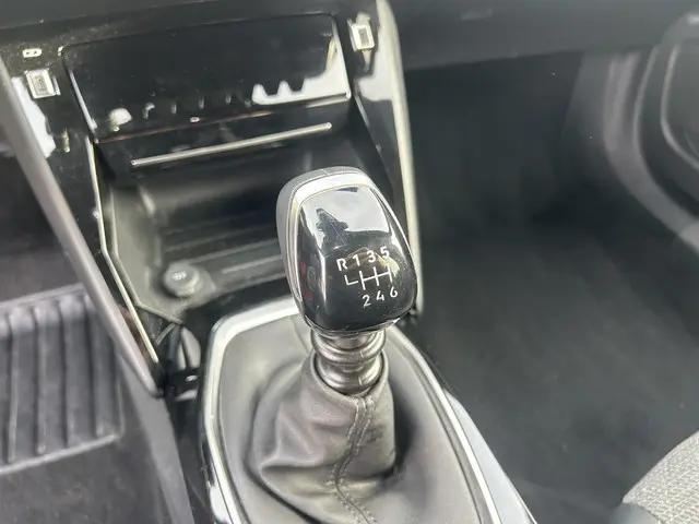 Peugeot 2008 1.2 Turbo 100PK Allure 2024 Benzine 27