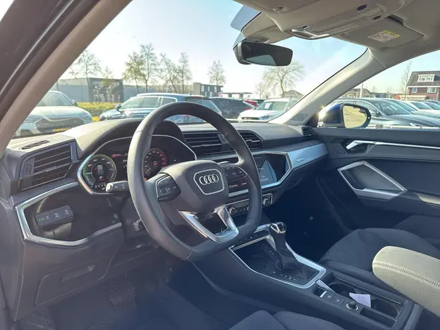 Audi Q3 45 TFSI e S edition 2024 Hybride Benzine 6
