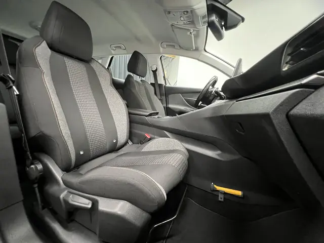 Peugeot 3008 1.2 PureTech Active 2018 Benzine 34