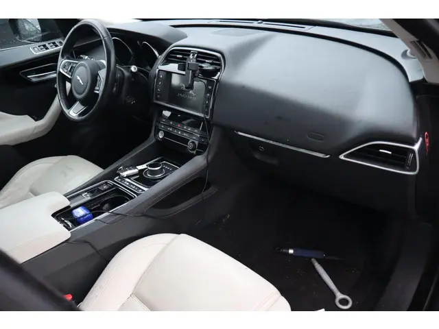 Jaguar F-PACE 2.0 Portfolio AWD 20d 2017 Diesel 9