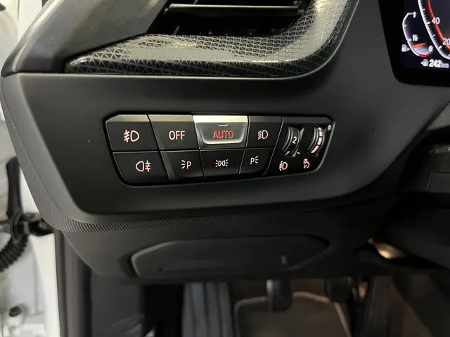 BMW 1 Serie 118i Sport Line 2021 Benzine 34
